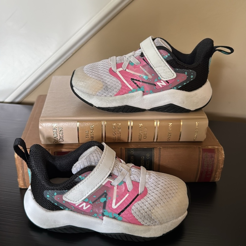 New Balance Kids Pink and White Athletic Shoes ~ Sz 8 - Picture 4 of 12